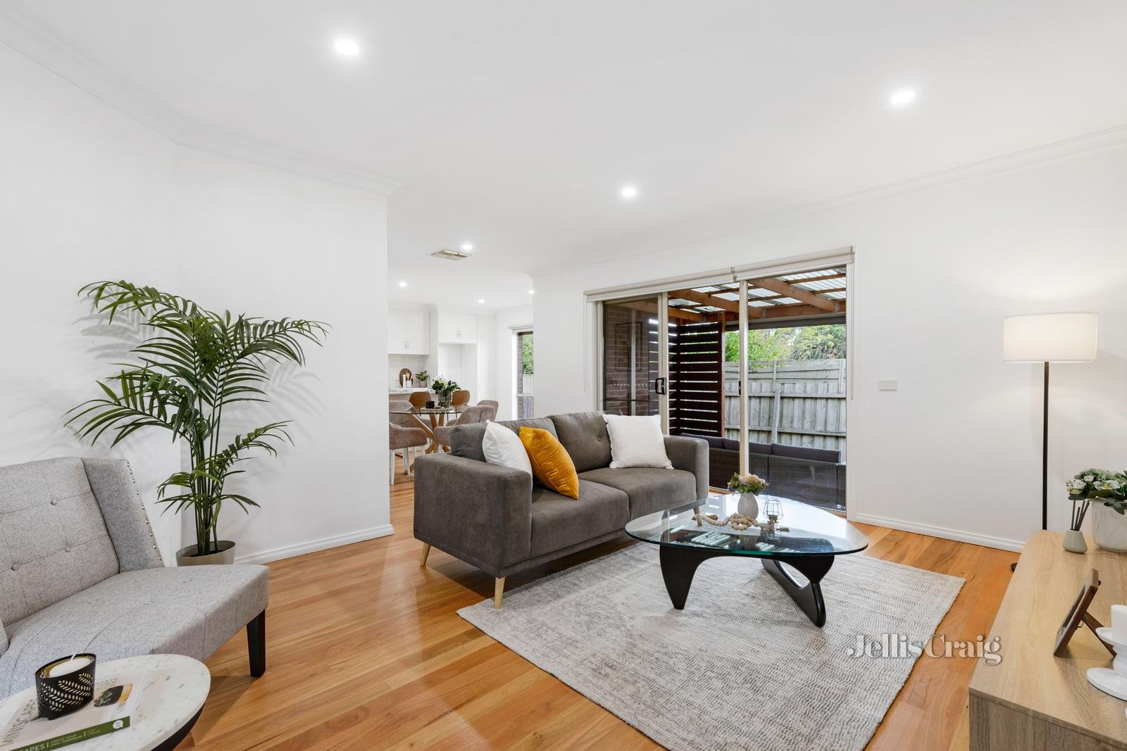 2/592 Blackburn Road, Glen Waverley image 2