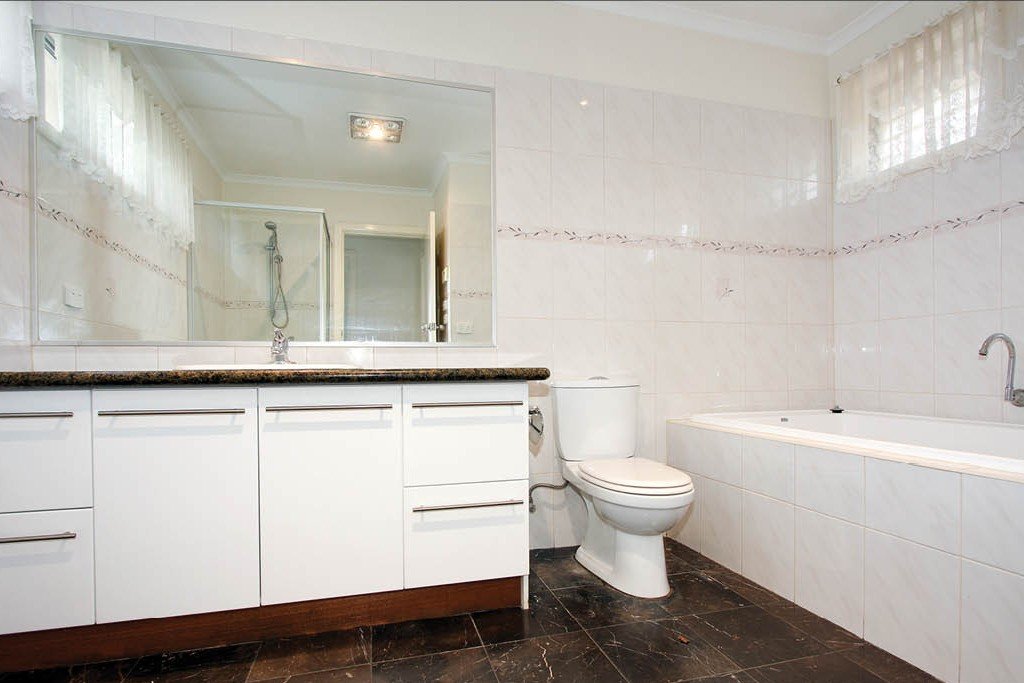 2/598 Highbury Road, Glen&nbsp;Waverley image 3