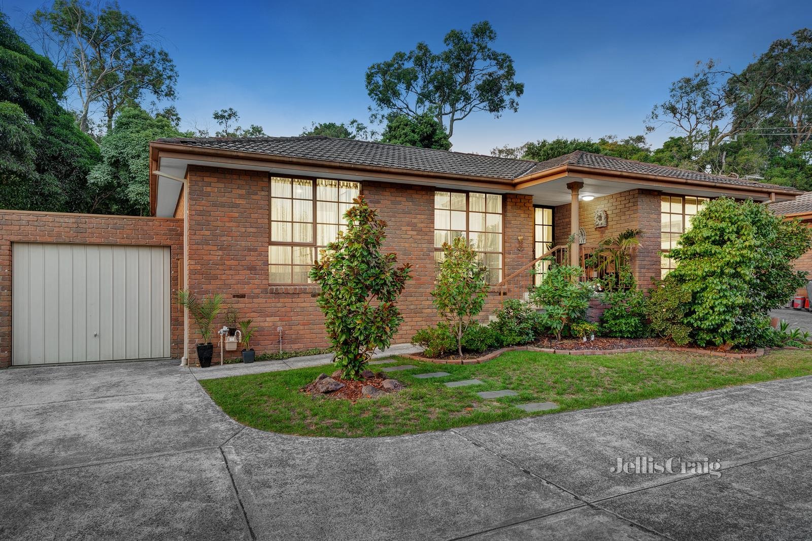 2/6-8 The Greenway, Heathmont image 1