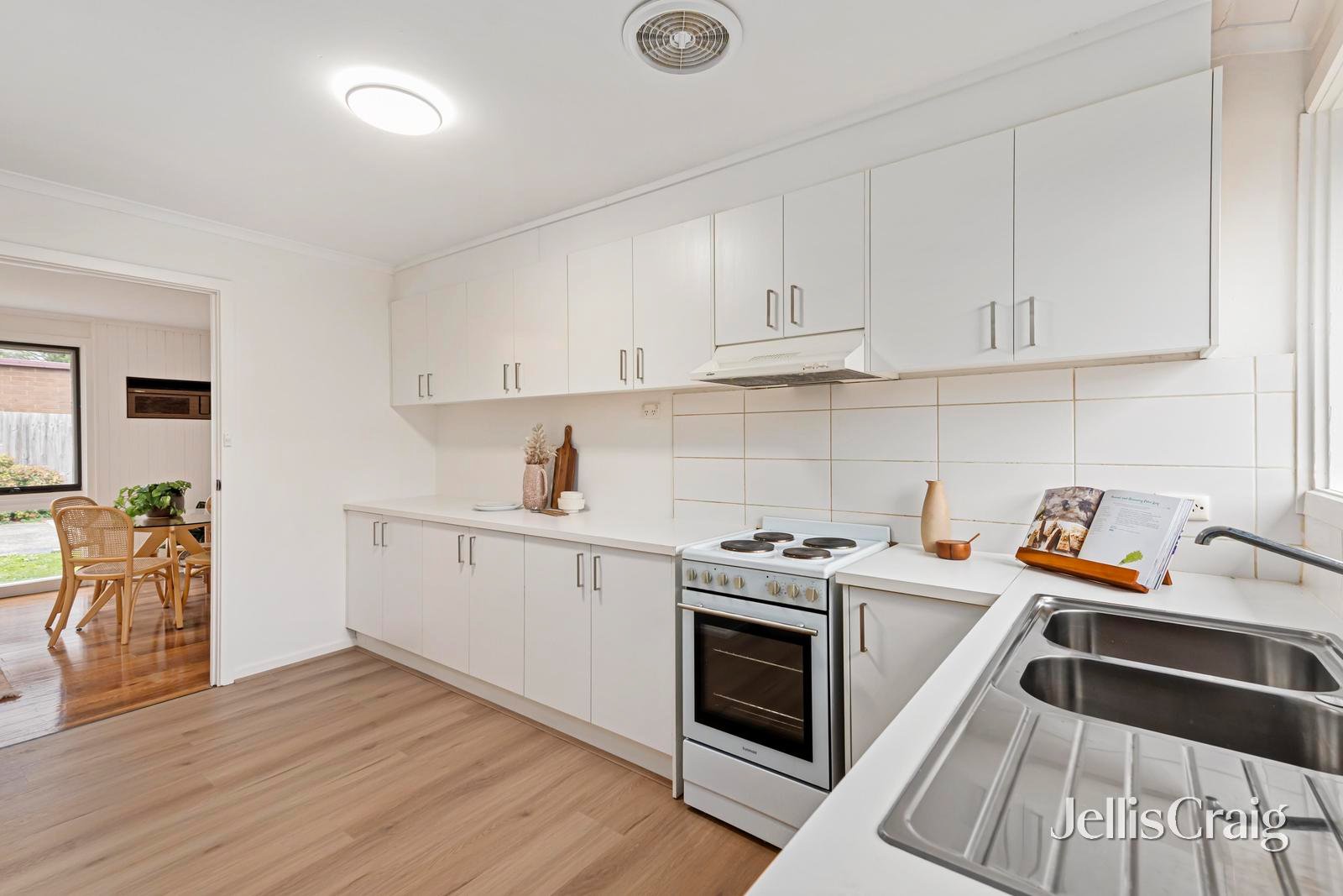 2/6 Barkly Street, Ringwood image 3