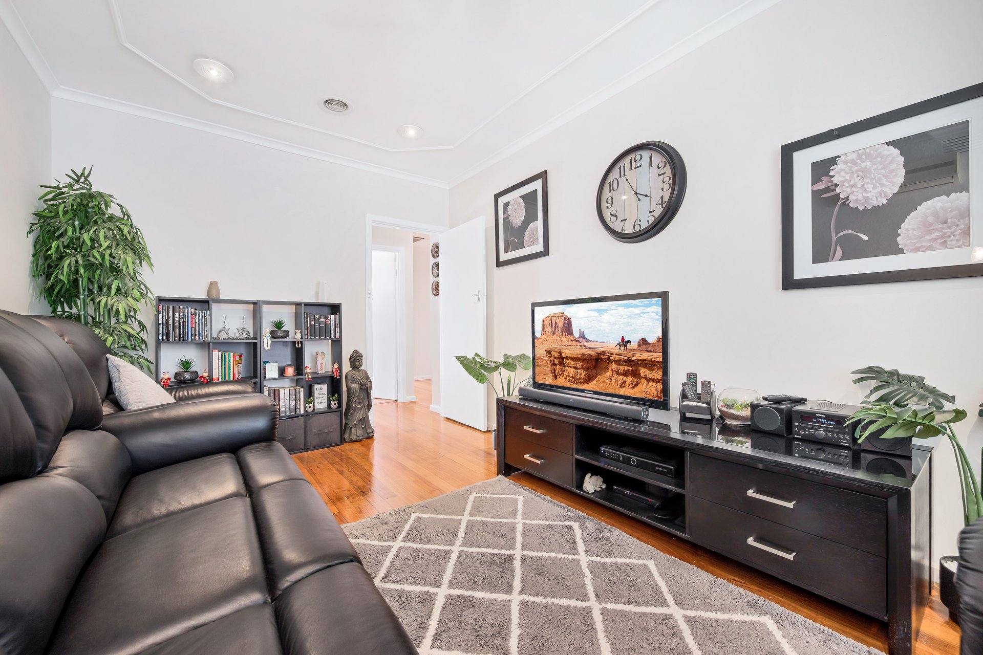 2/6 Batten Street, Glen Waverley image 2
