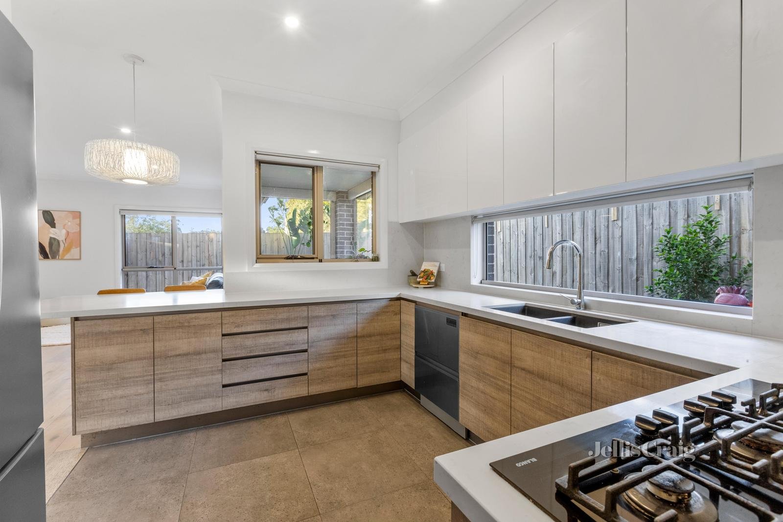 2/6 Briggs Street, Mount Waverley image 3