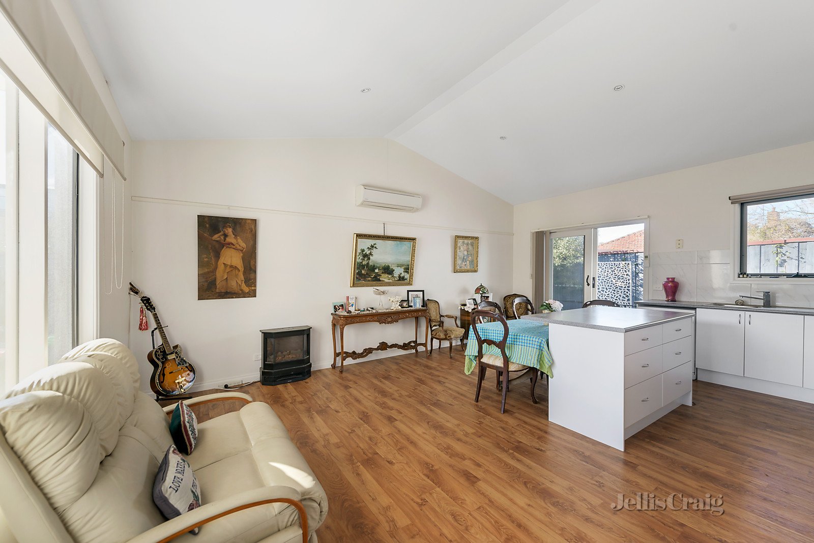 2/6 Connie Street, Bentleigh East image 3