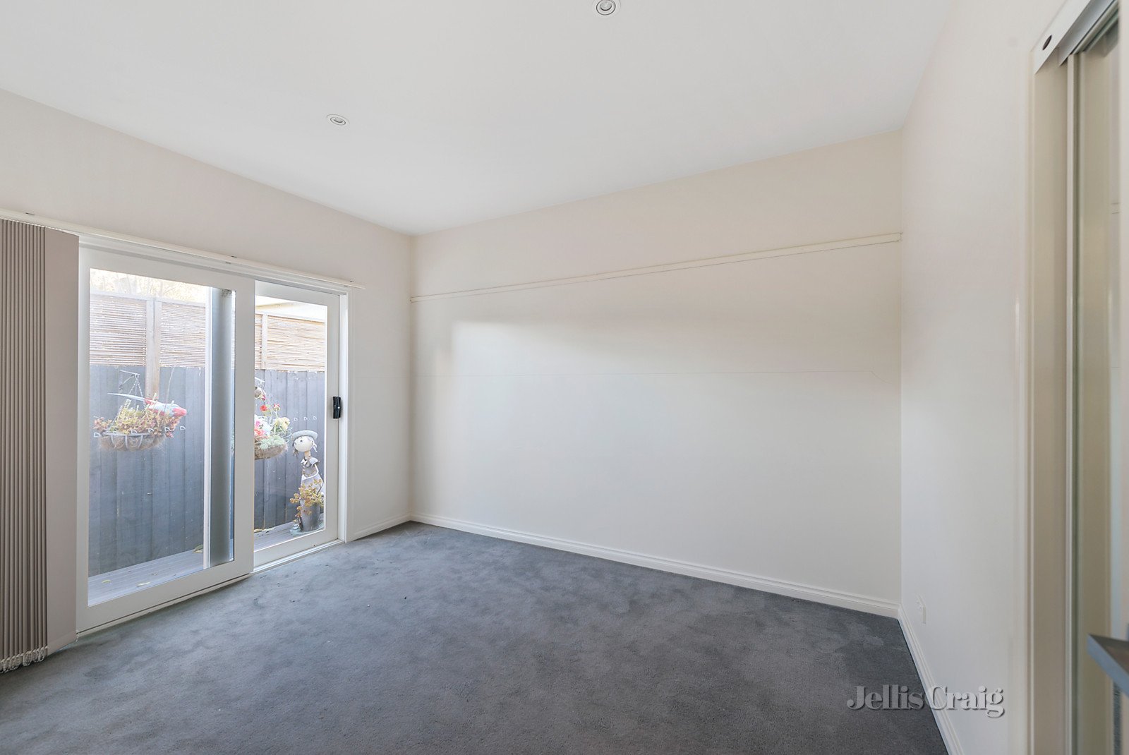 2/6 Connie Street, Bentleigh East image 5