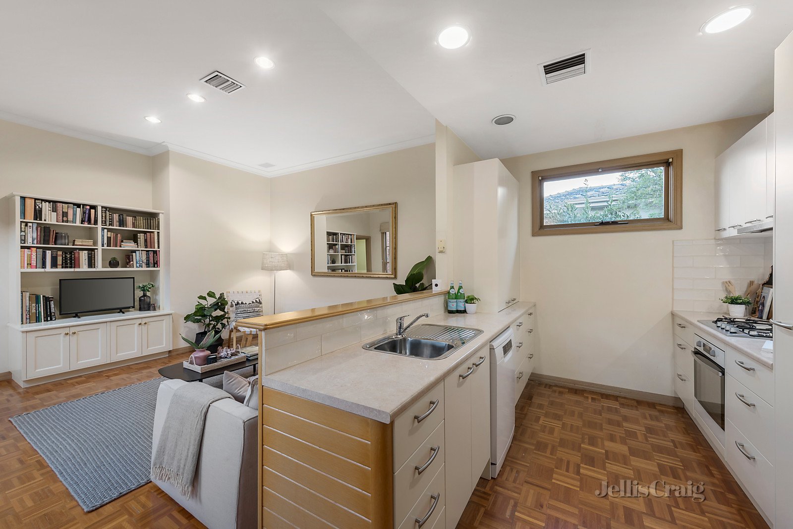2/6 Hopetoun Avenue, Canterbury image 4