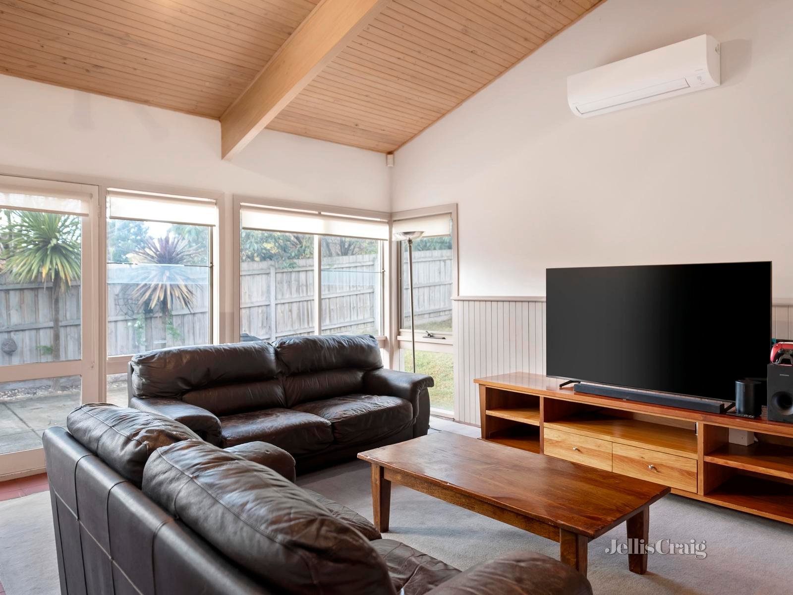 26 Huntingfield Drive, Doncaster East image 2