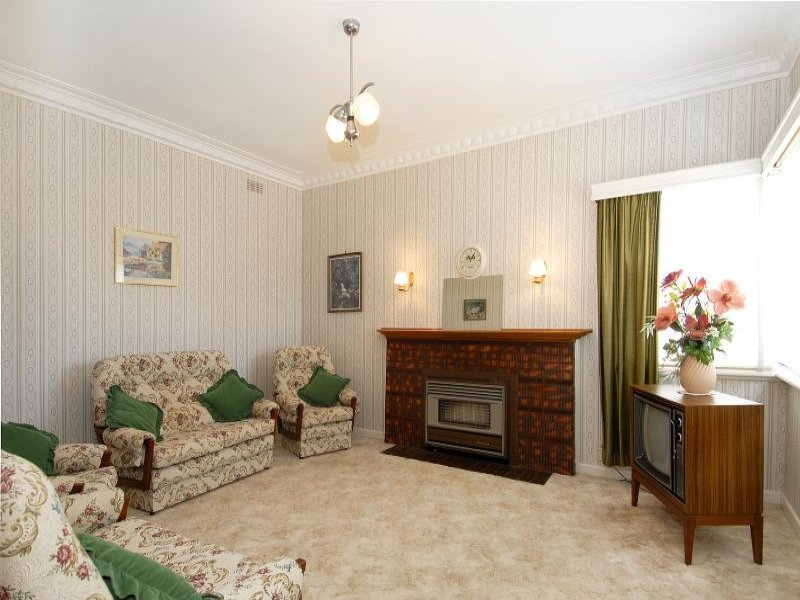 26 Laura Avenue, Belmont image 2