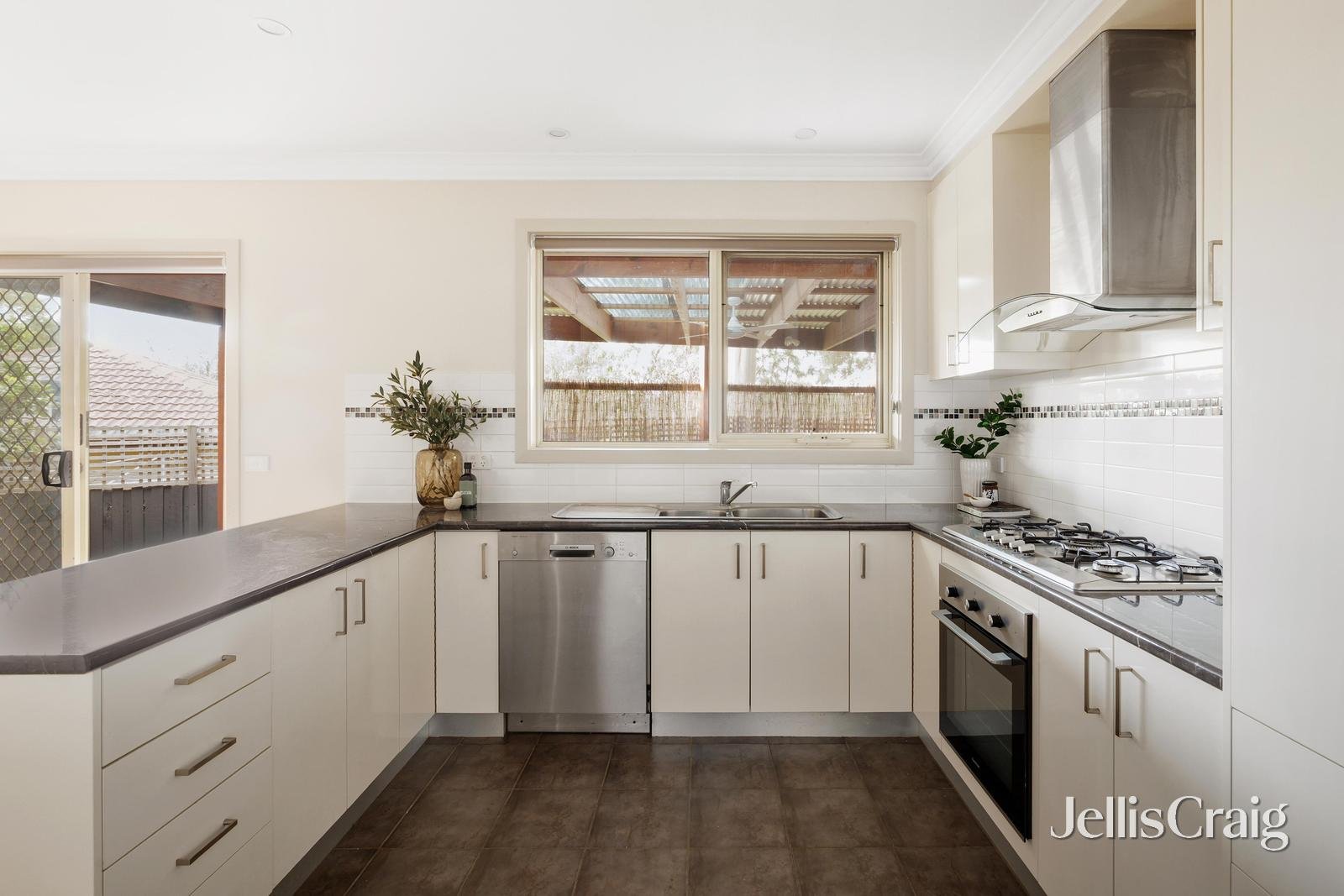 2/6 Mayfield Street, Greensborough image 7