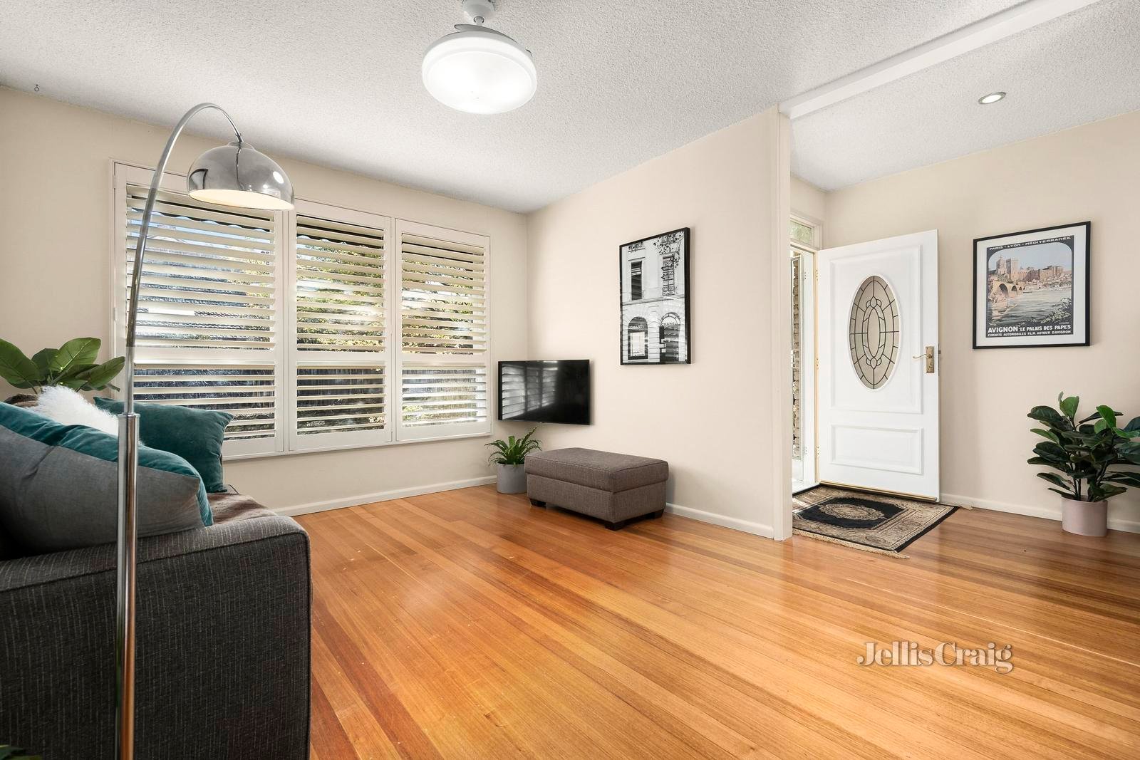 2/6 Riverview Road, Essendon image 2