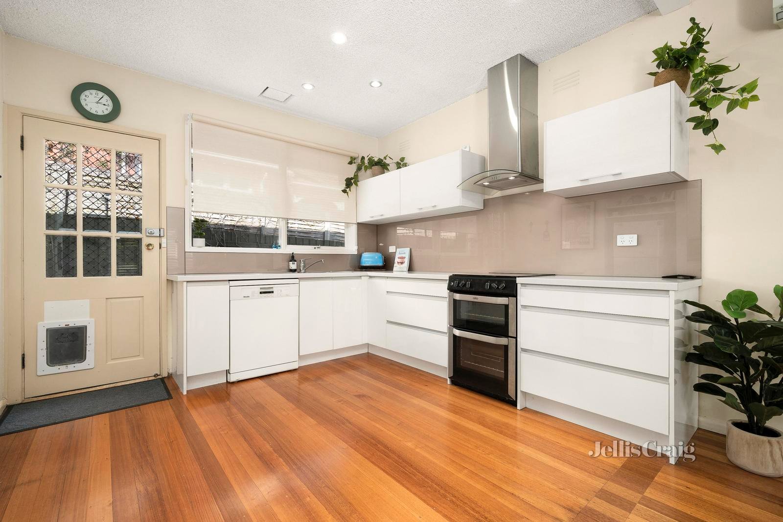 2/6 Riverview Road, Essendon image 3