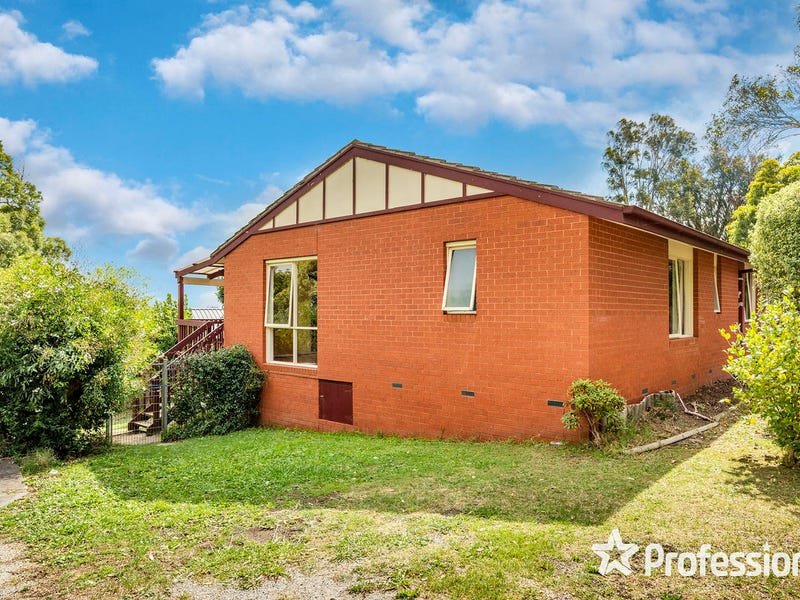 26 Savanna Drive, Mooroolbark image 2