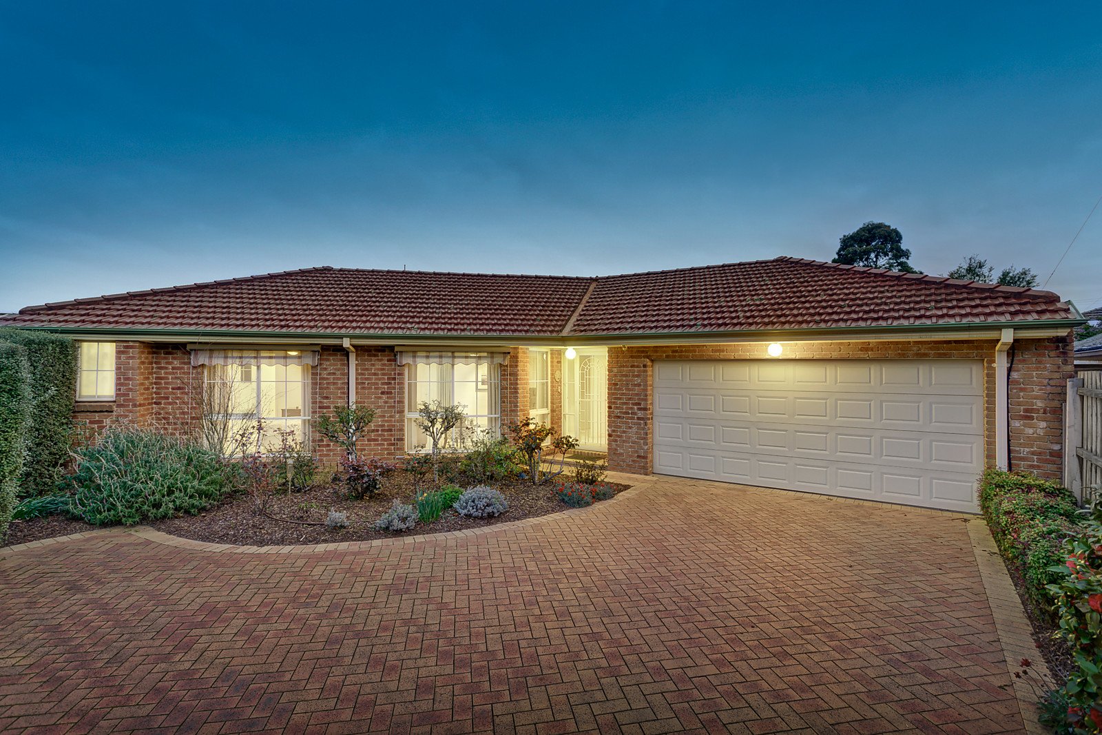 2/6 Valley Road, Mount Waverley image 1