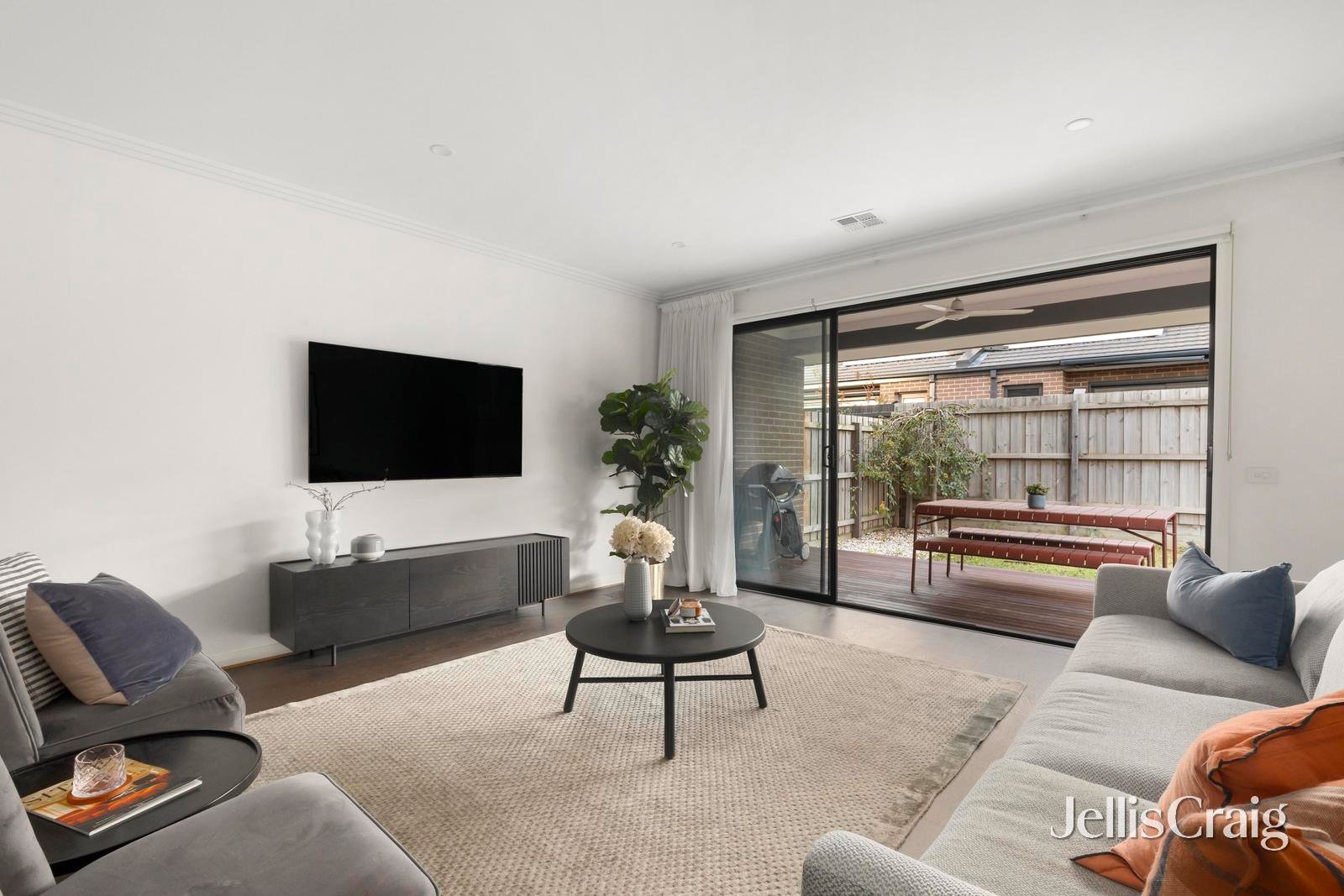 2/62 Nimmo Street, Essendon image 5