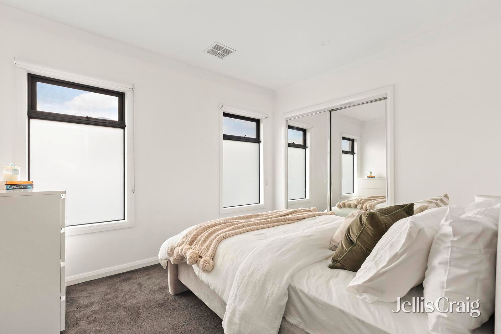 2/62 Nimmo Street, Essendon image 9