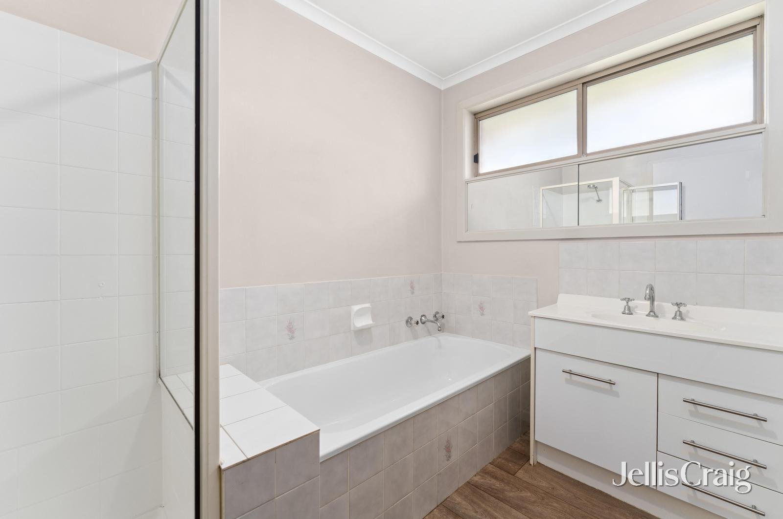 2/621 Skipton Street, Redan image 9