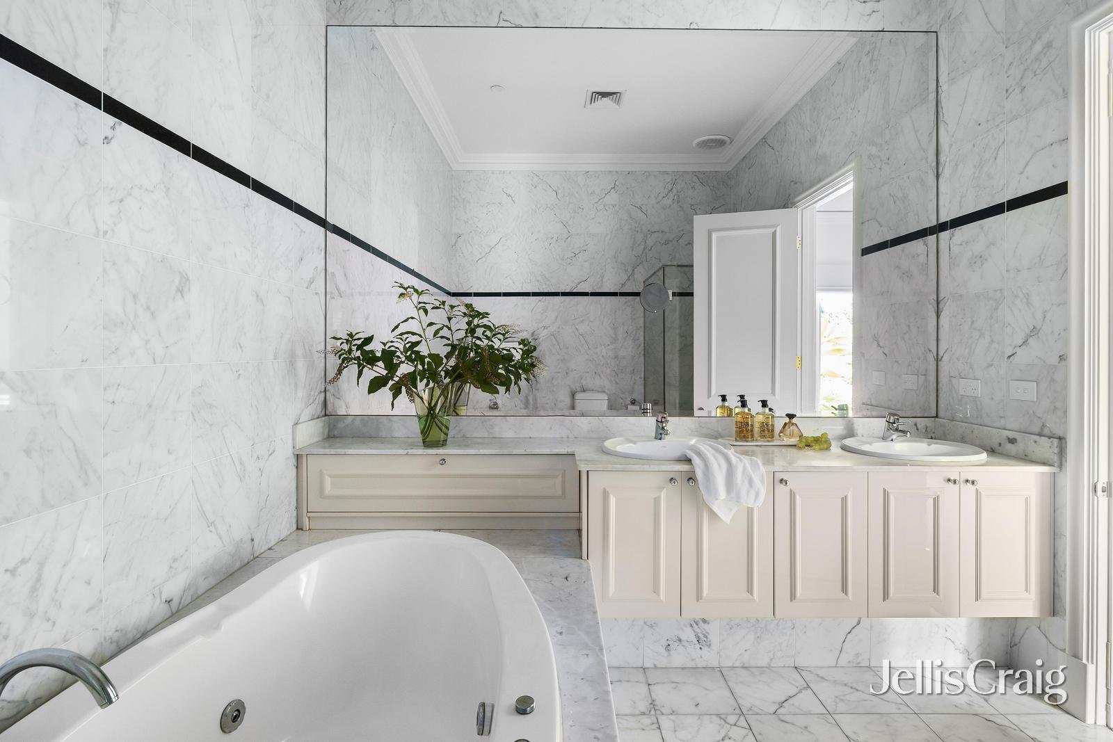 2/635 Orrong Road, Toorak image 7