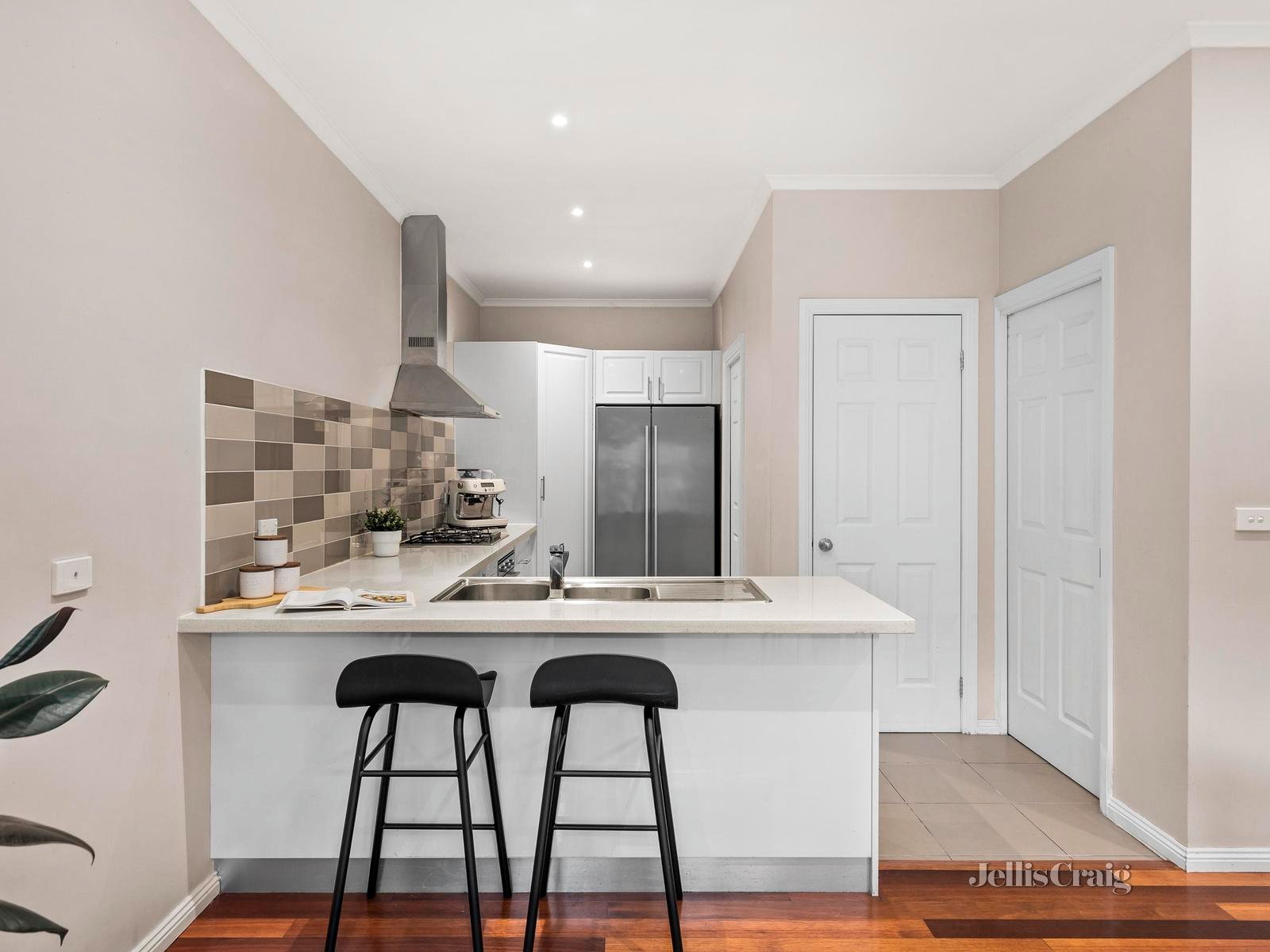 2/64 Long Valley Way, Doncaster East image 4
