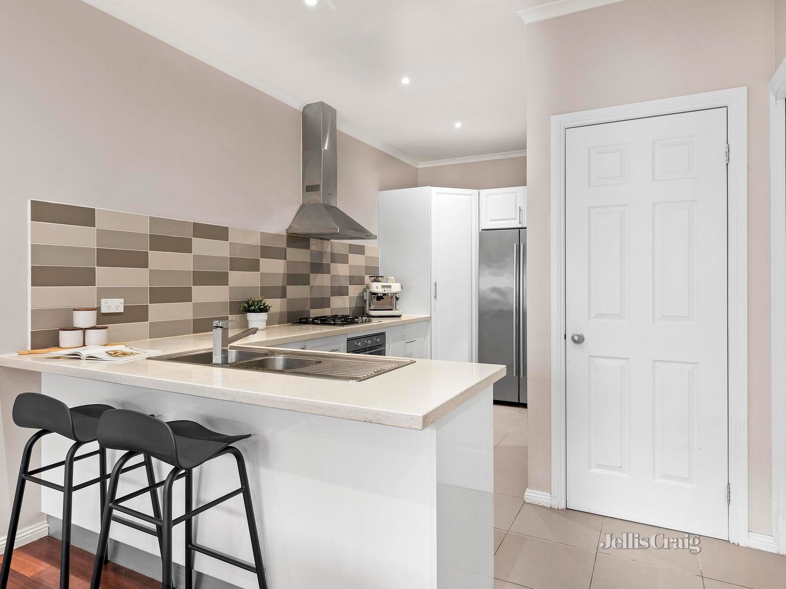 2/64 Long Valley Way, Doncaster East image 5