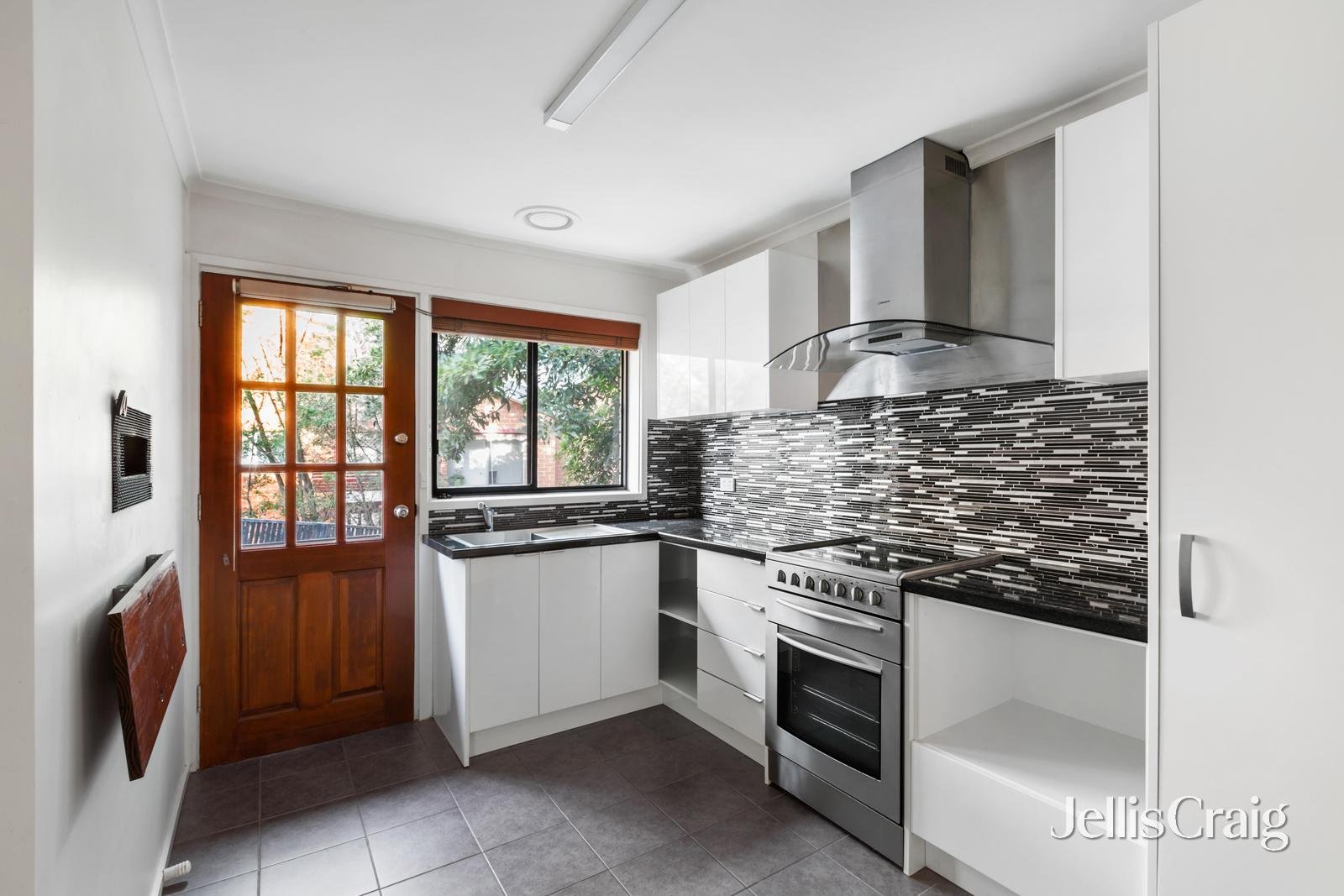 2/65 Nell Street, Greensborough image 3