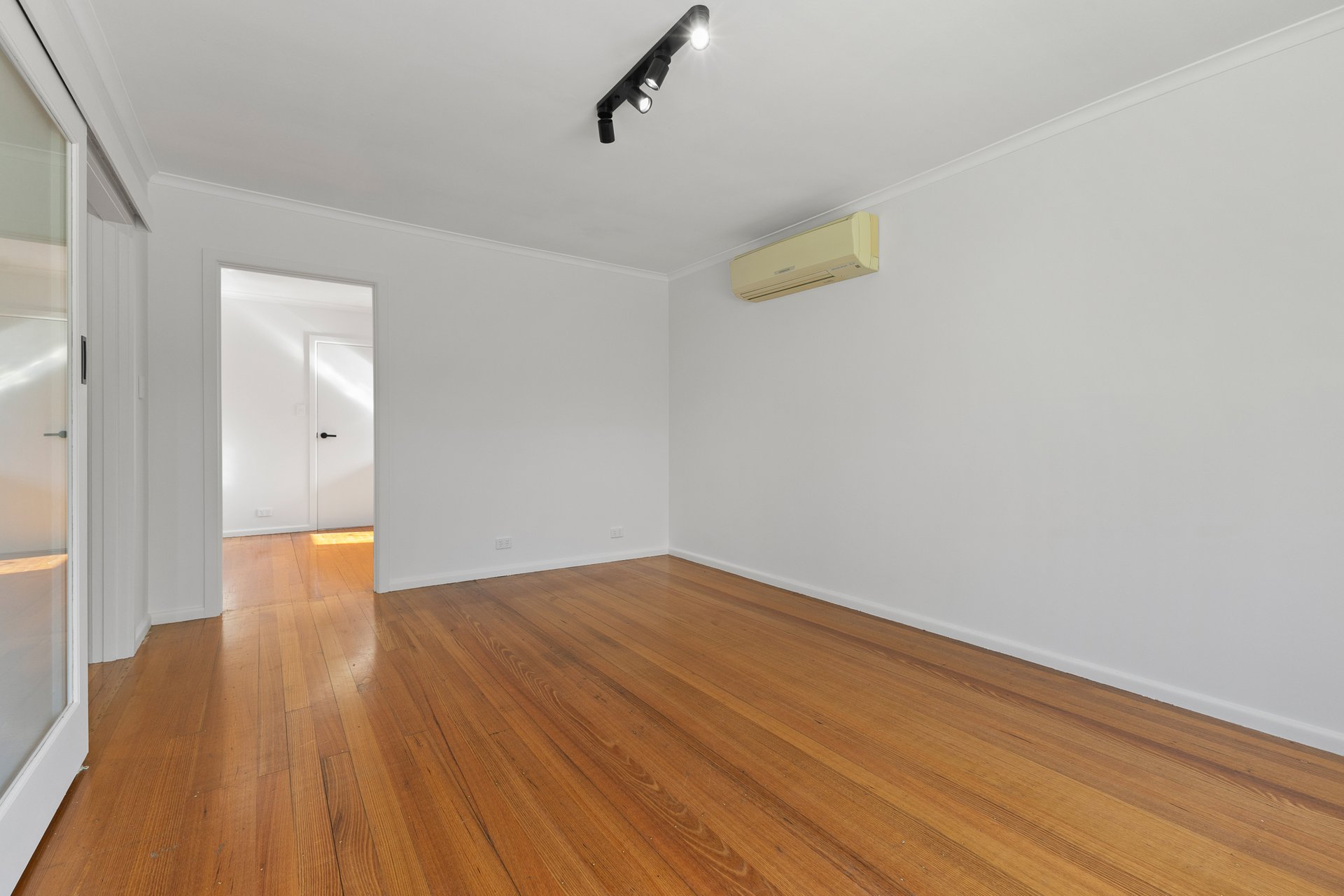 2/665-667 Waverley Road, Glen Waverley image 3