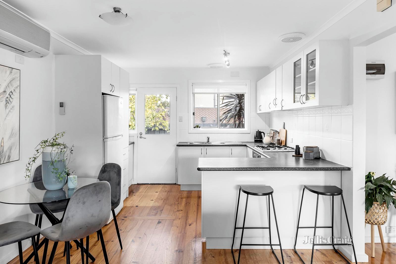 2/67 Leeds Street, Doncaster East image 5
