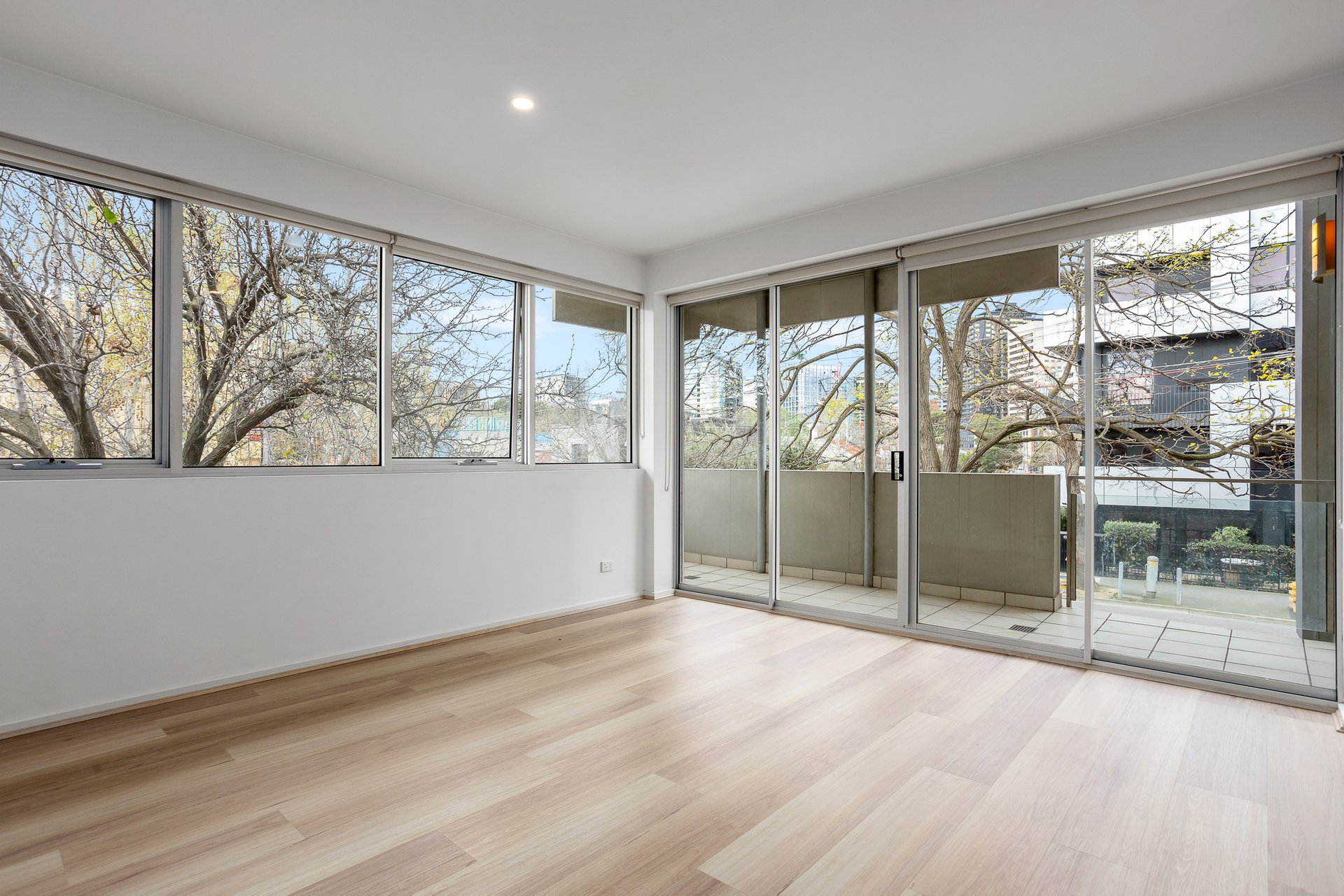 2/68 Eastern Road, South Melbourne image 2