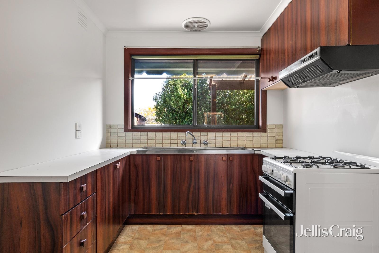 2/68 Hewish Road, Croydon image 4