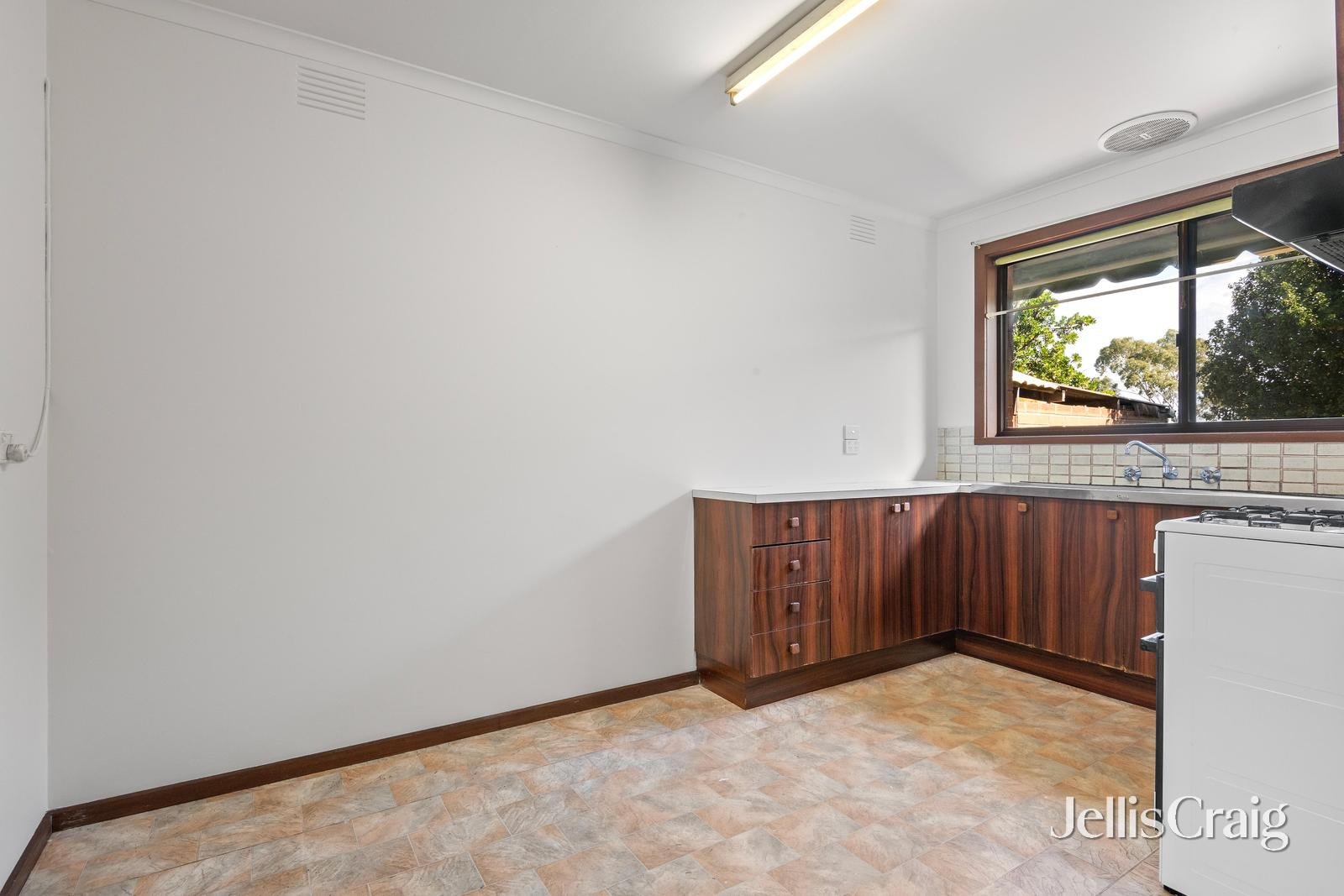 2/68 Hewish Road, Croydon image 5