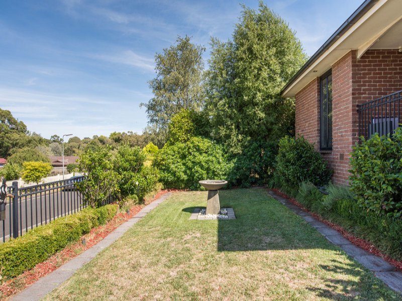 27 Autumn Grove, Mooroolbark image 2