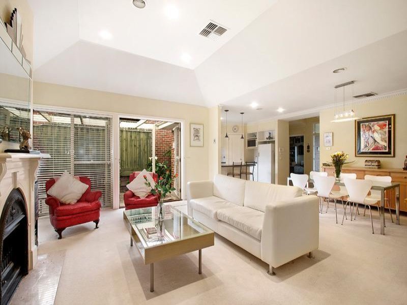 2/7 Beatrice Avenue, Surrey Hills image 2
