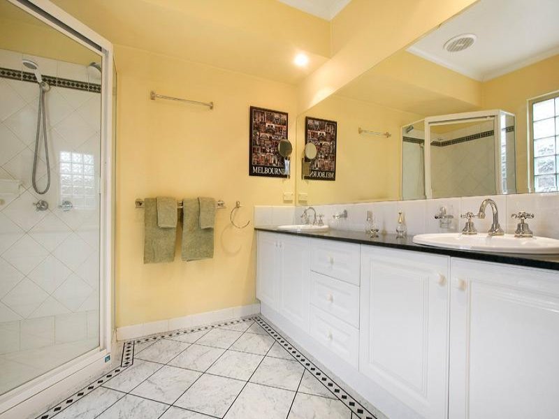 2/7 Beatrice Avenue, Surrey Hills image 6
