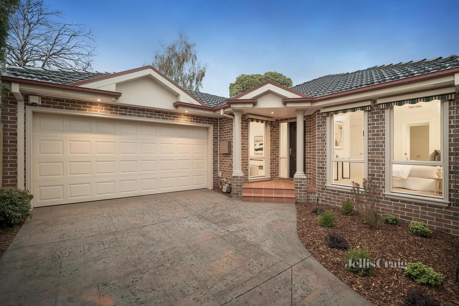 2/7 Charlton Street, Mount Waverley image 1