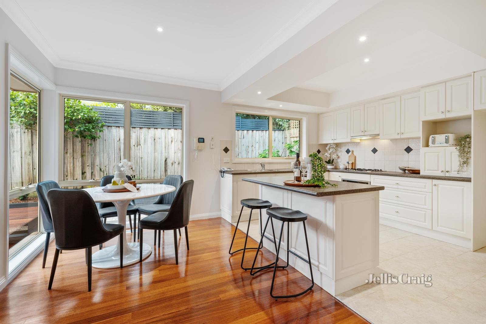 2/7 Charlton Street, Mount Waverley image 3