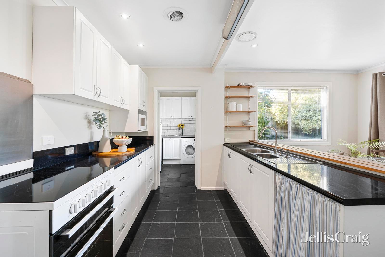 27 Charming Street, Hampton East image 4
