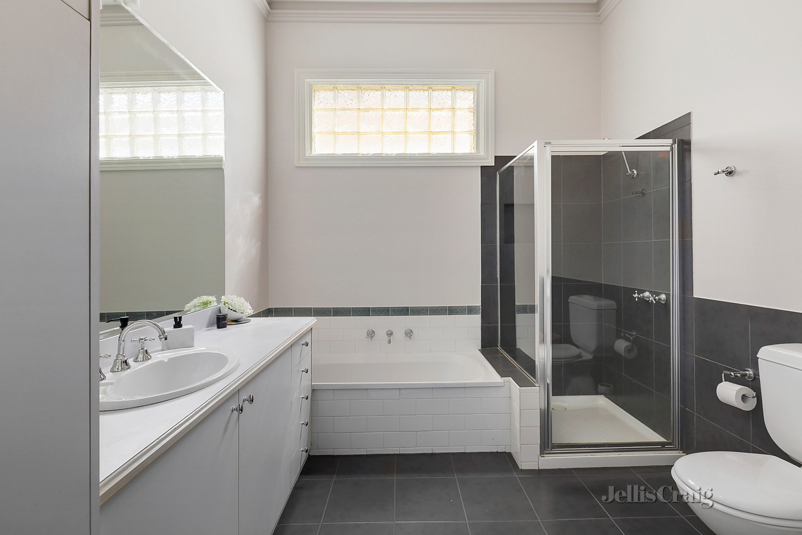 27 Churchill Grove, Hawthorn image 3