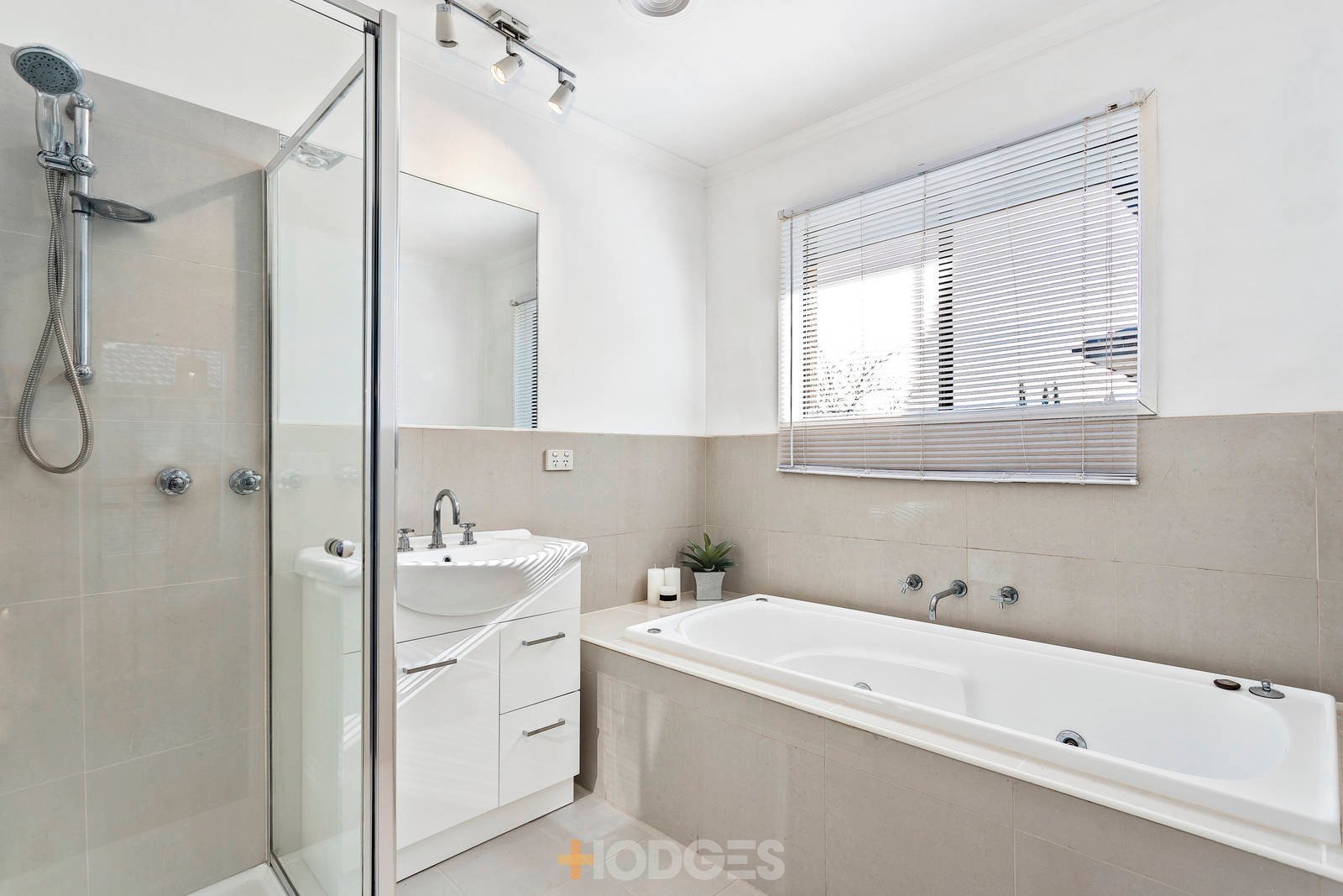2 / 7 Clarendon Parade West Footscray
