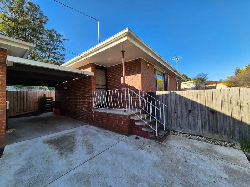 2/7 Hedge End Road, Mitcham image 1