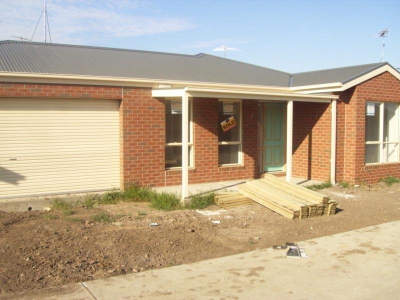 2/7 Helms Street, Newcomb image 3