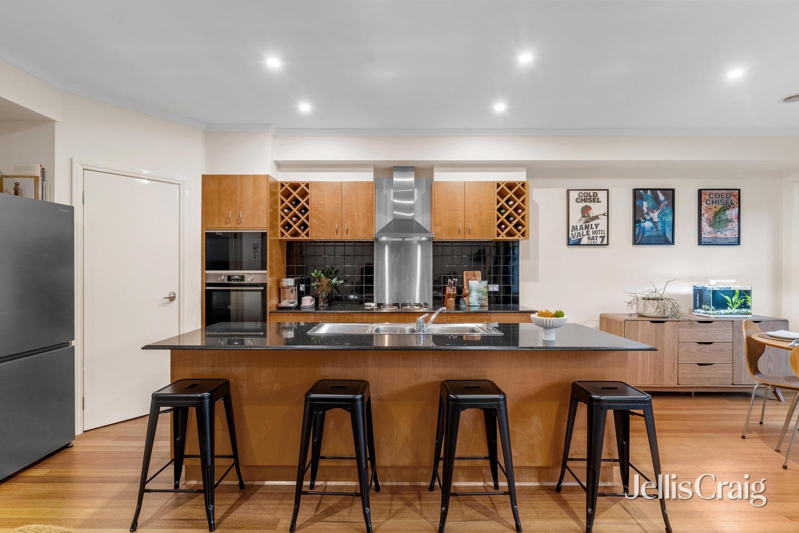 27 Herriotts Boulevard, Glen Waverley image 4