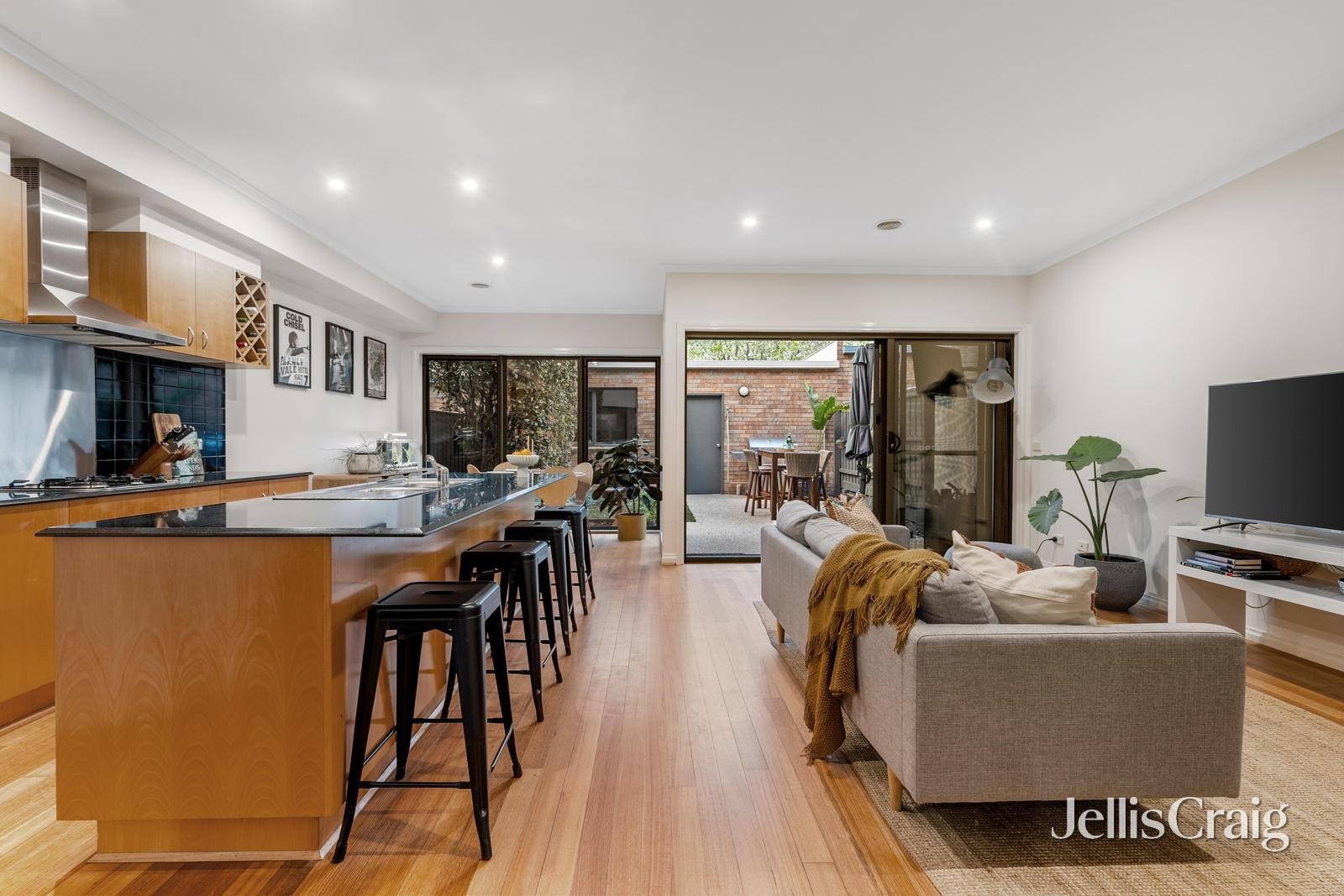 27 Herriotts Boulevard, Glen Waverley image 5