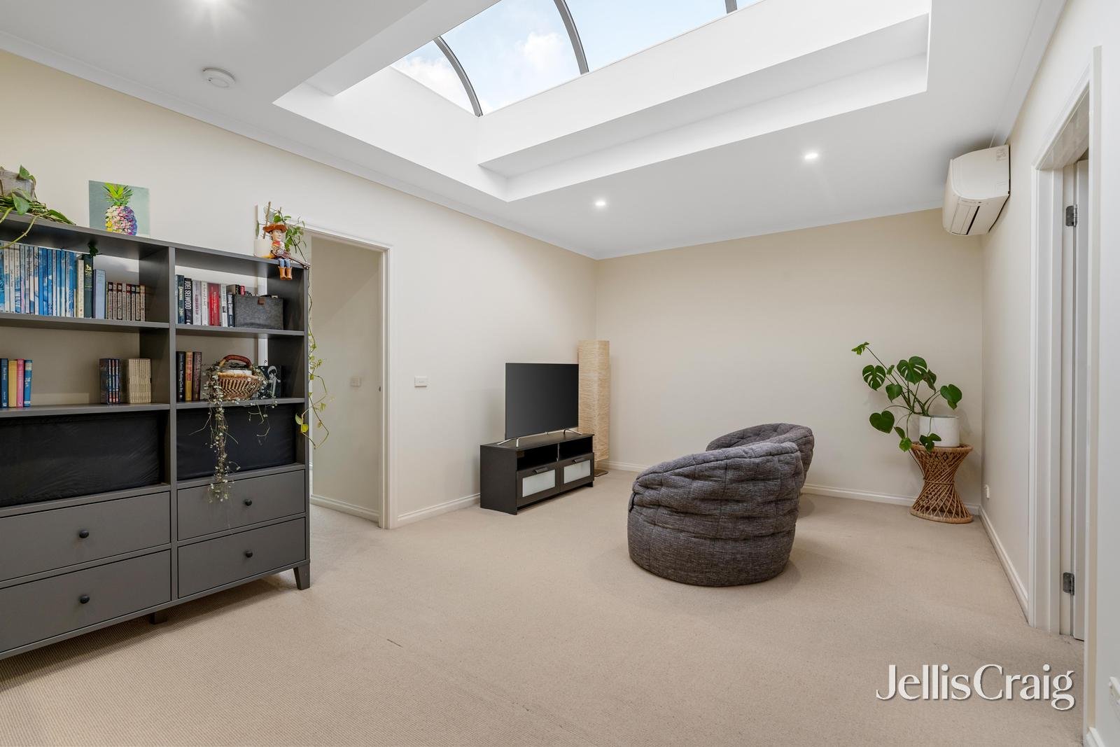 27 Herriotts Boulevard, Glen Waverley image 7
