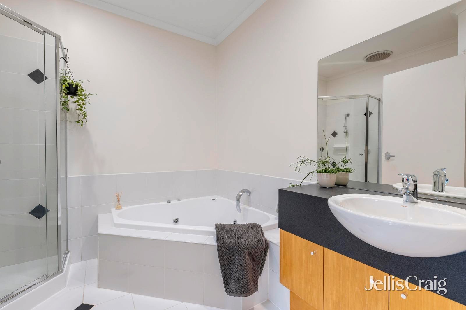 27 Herriotts Boulevard, Glen Waverley image 11