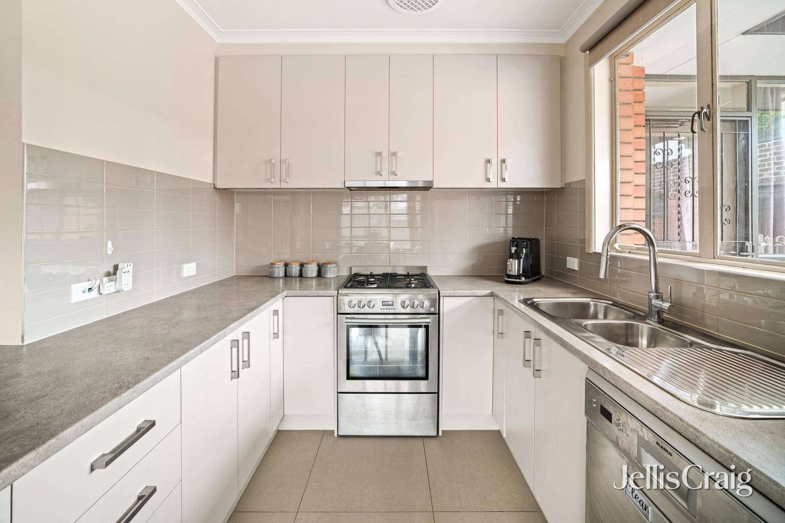 27 Jacaranda Avenue, Cheltenham image 3