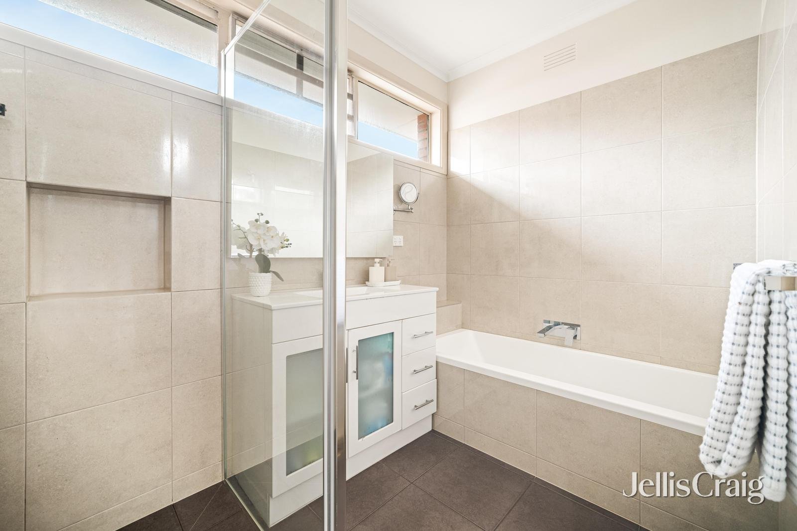 27 Jacaranda Avenue, Cheltenham image 8