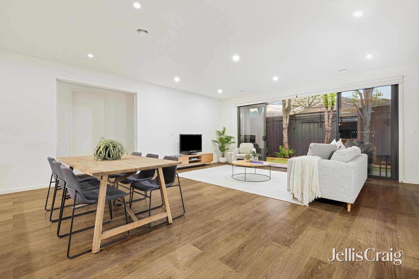 2/7 Joan Street, Moorabbin image 6