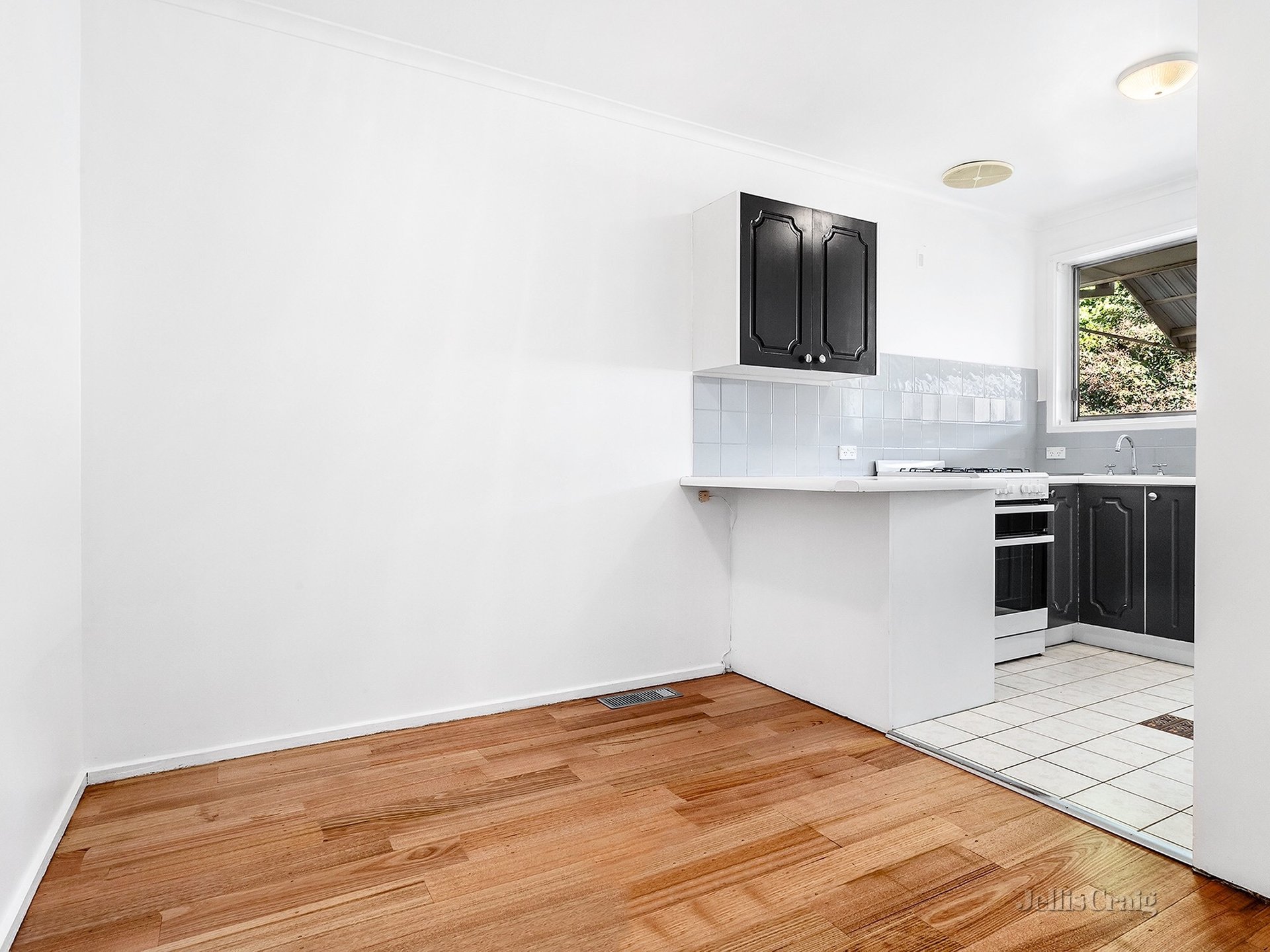 2/7 La Frank Street, Burwood image 3