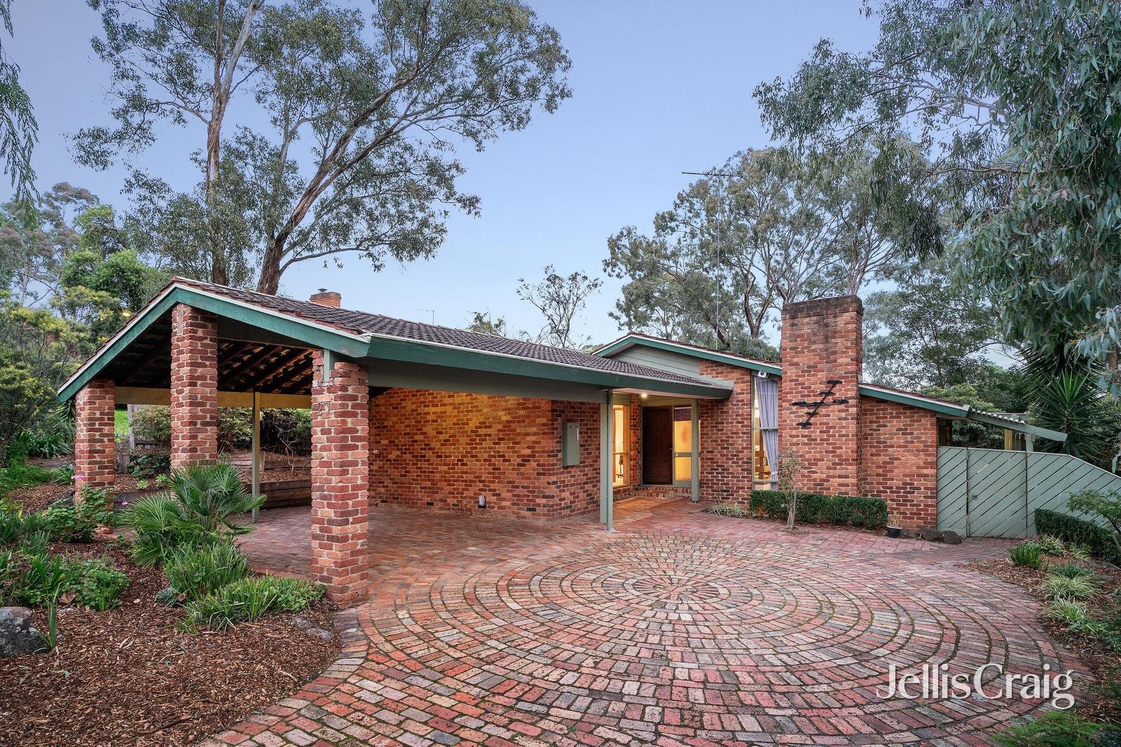 27 Leane Drive, Eltham image 1