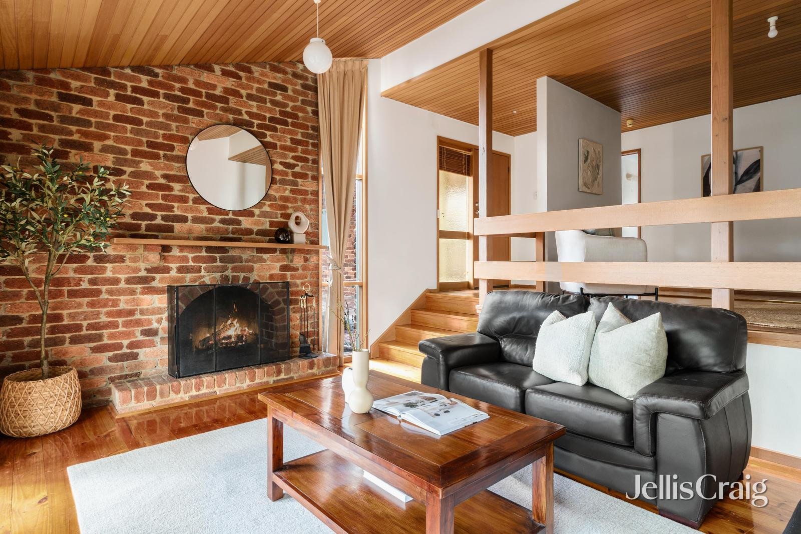 27 Leane Drive, Eltham image 2