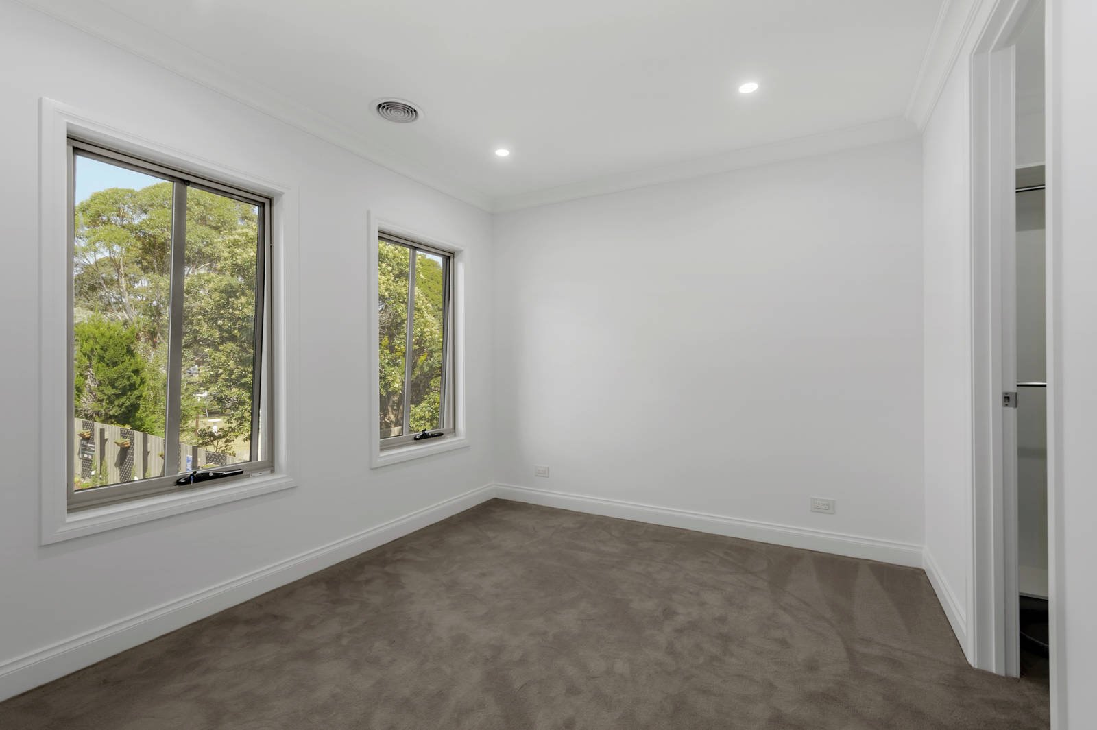 2/7 Lemon Grove, Mount Waverley image 5