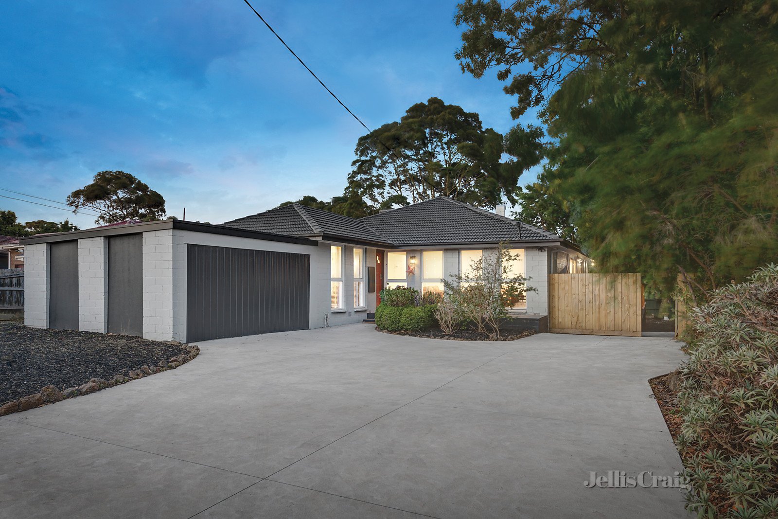 27 Lomond Drive, Glen Waverley image 1